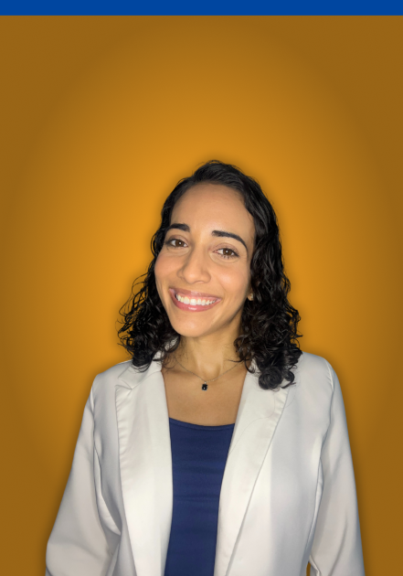 Monica Pérez en fondo con gradiente anaranjado y azul