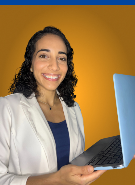 Monica Pérez con laptop en mano mirando hacia la cámara con fondo en gradiente anaranjado y azul